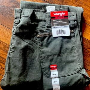 Men’s Wrangler carpenter pants.
